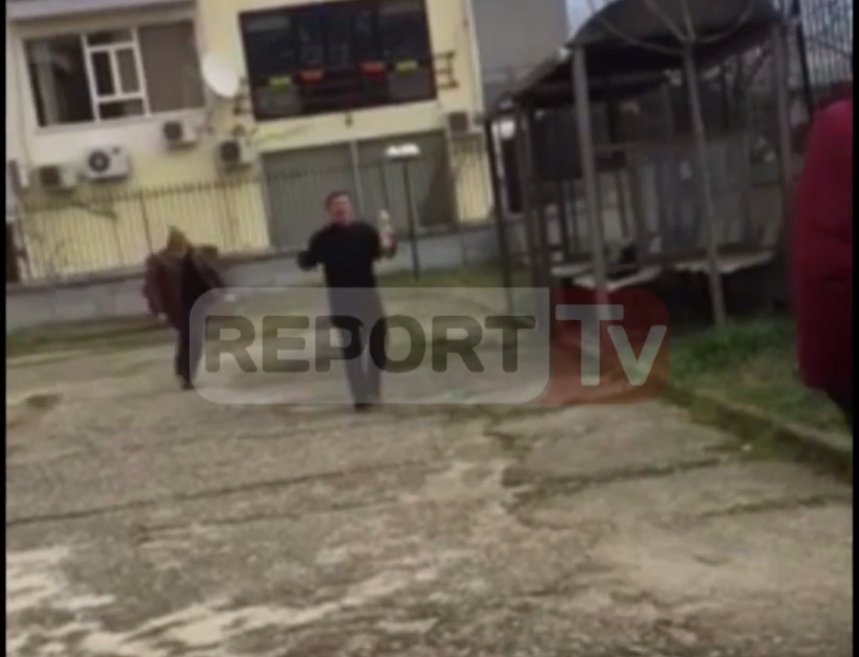 Gjirokastër, një grua tenton të vetëdigjet me benzinë para Gjykatës (VIDEO)