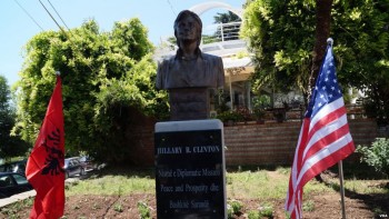 Pas fitores së Trump, bashkia e Sarandës heq bustin e Clinton