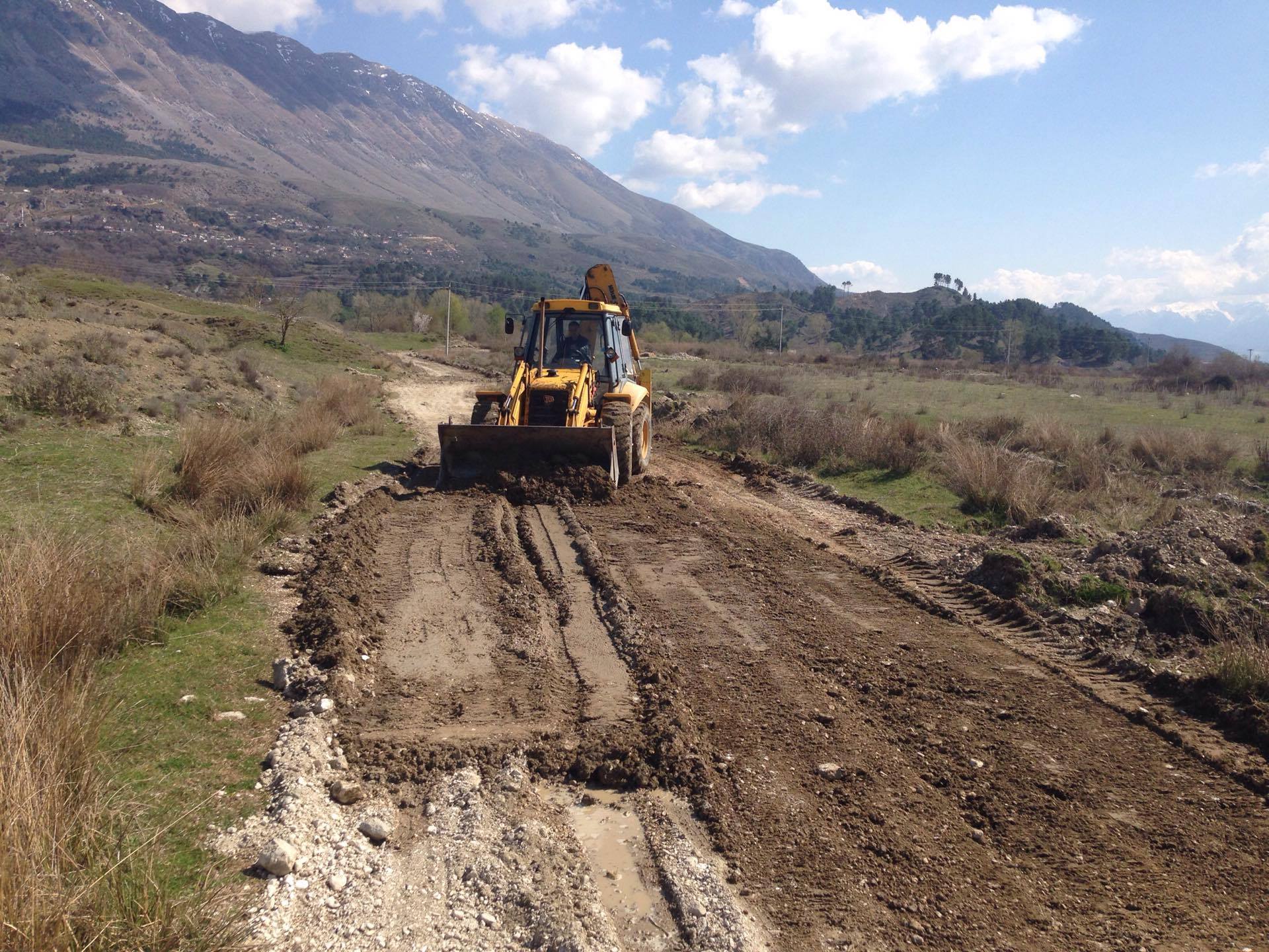 Libohovë-Bulo, nis sistemimi i rrugës së vjetër (FOTO)
