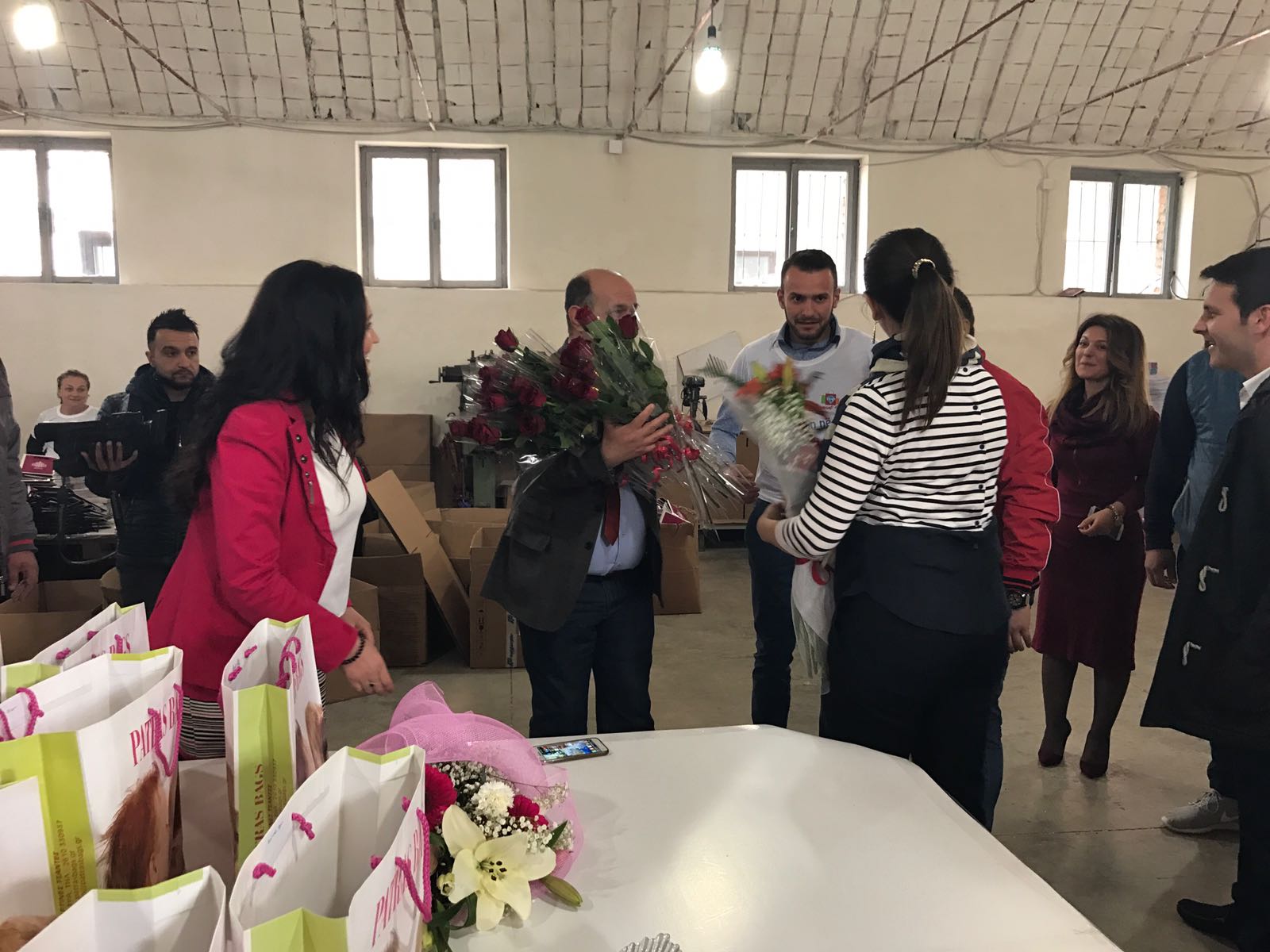 8 Marsi, ministrja Kumbaro dhuron lule për gratë një ndërmarrje fason në Gjirokastër (FOTO)