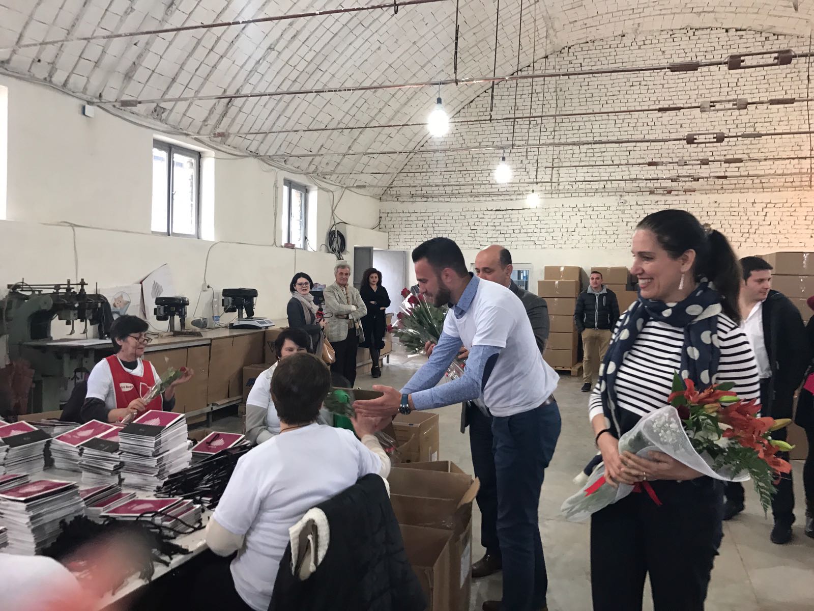 8 Marsi, ministrja Kumbaro dhuron lule për gratë një ndërmarrje fason në Gjirokastër (FOTO)