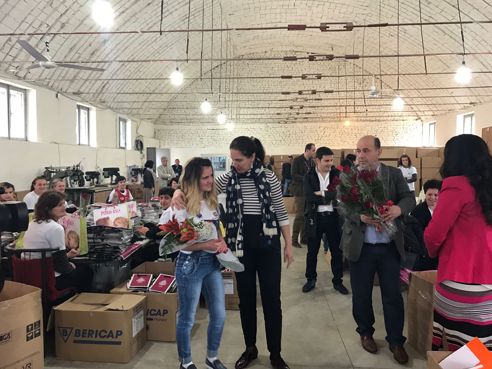 8 Marsi, ministrja Kumbaro dhuron lule për gratë një ndërmarrje fason në Gjirokastër (FOTO)