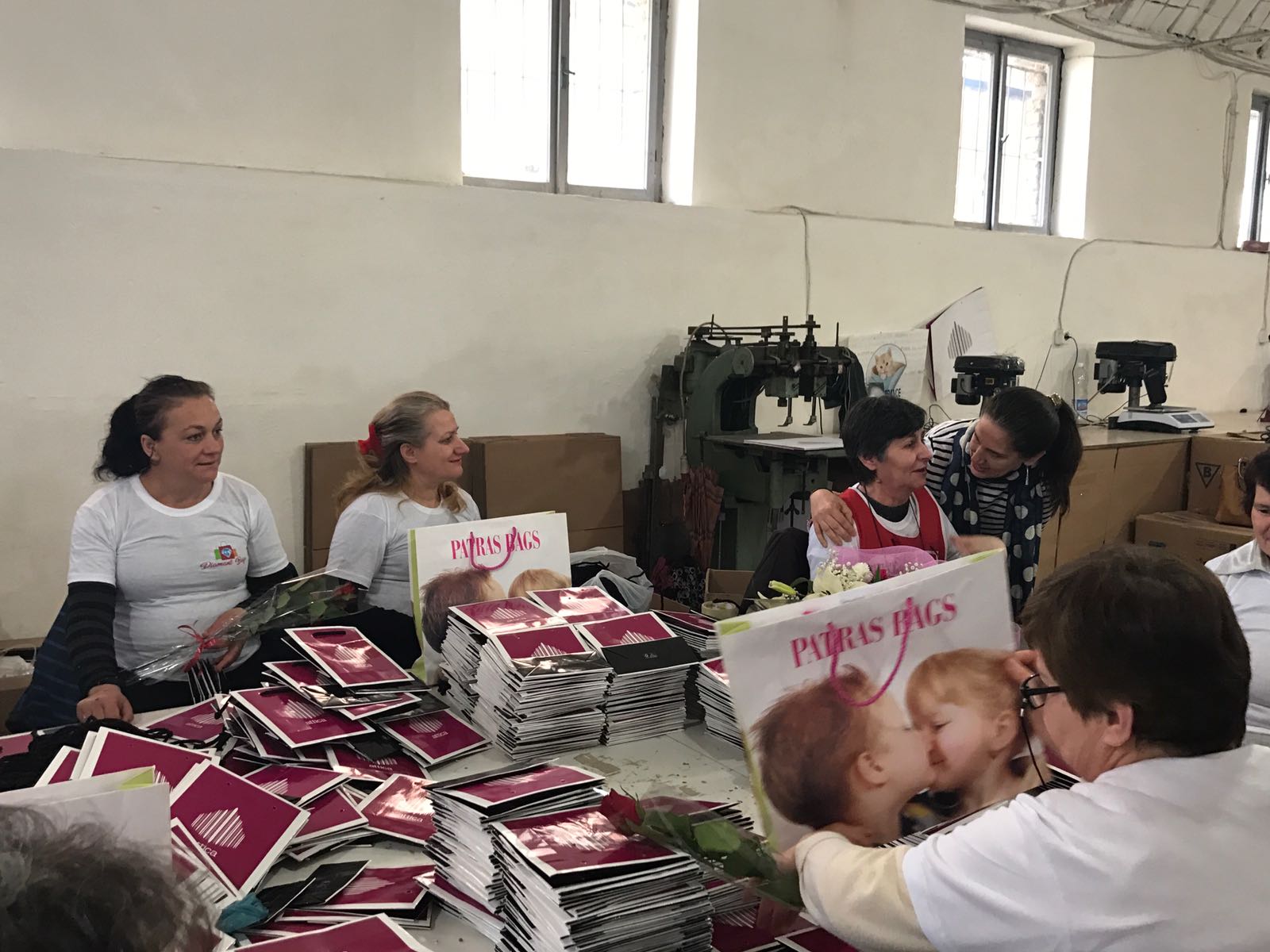 8 Marsi, ministrja Kumbaro dhuron lule për gratë një ndërmarrje fason në Gjirokastër (FOTO)