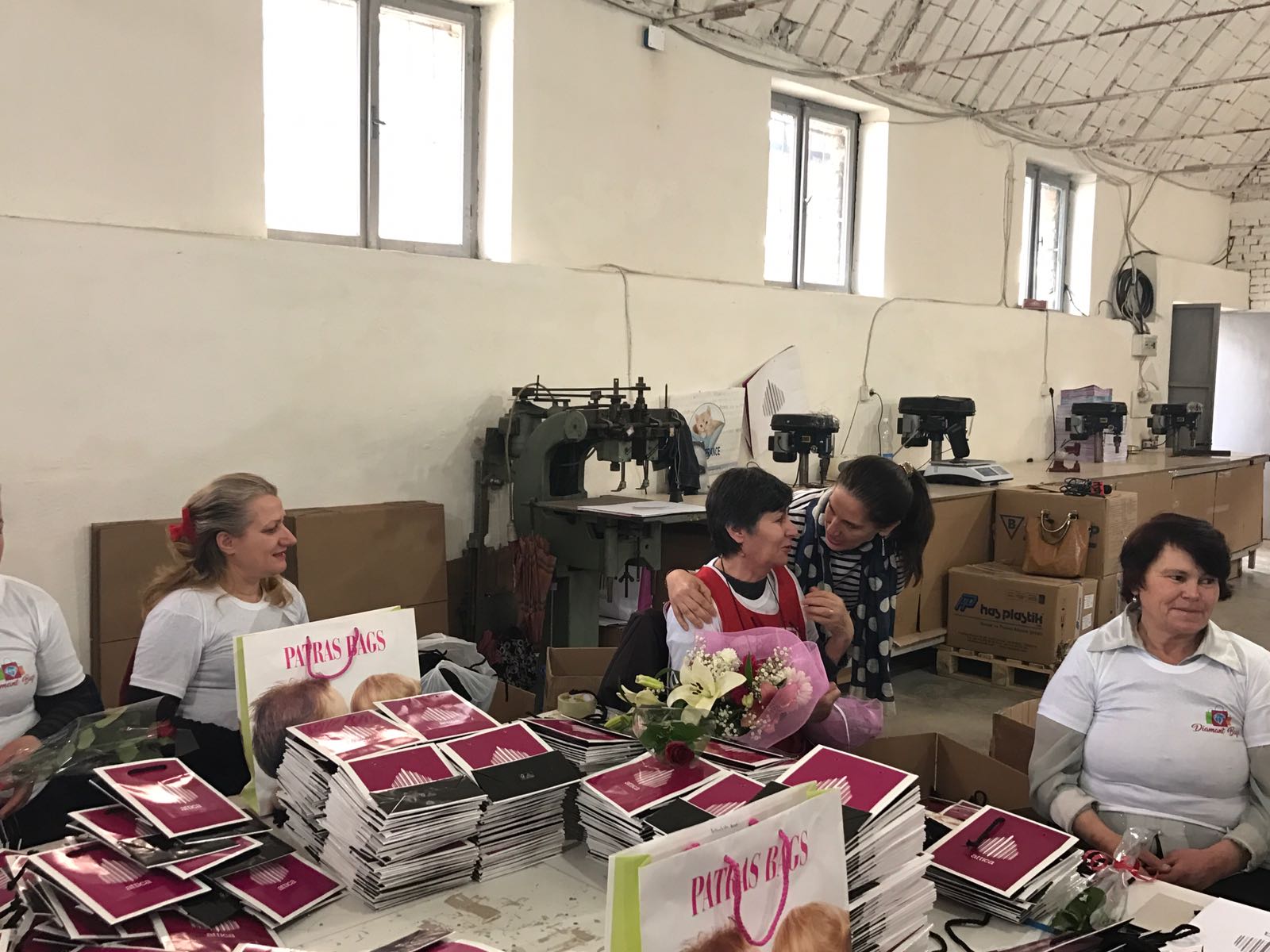 8 Marsi, ministrja Kumbaro dhuron lule për gratë një ndërmarrje fason në Gjirokastër (FOTO)