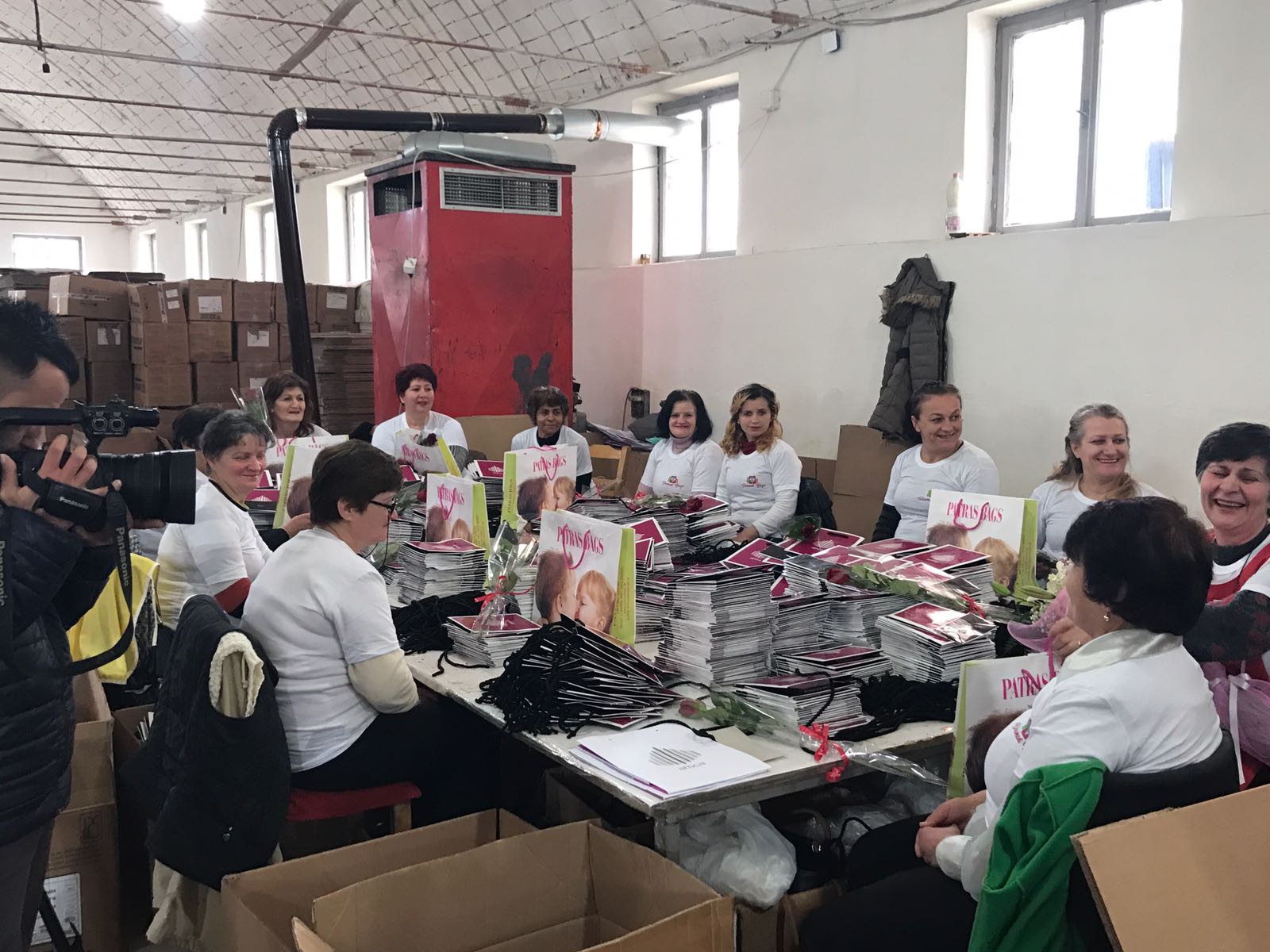 8 Marsi, ministrja Kumbaro dhuron lule për gratë një ndërmarrje fason në Gjirokastër (FOTO)