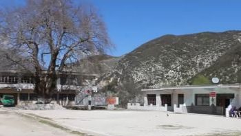 Fushëbardha e braktisur, 200 banorë jetojnë mes maleve në varfëri (VIDEO)