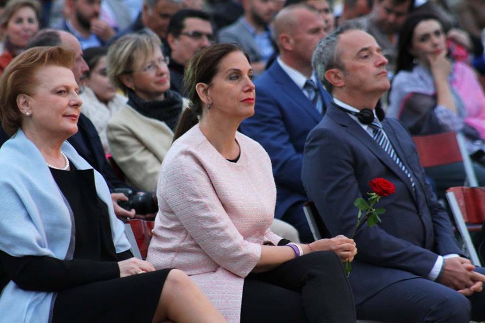 “Misteri” i trëndafilit që Mirela Kumbaro s’e lëshon nga dora (FOTO)