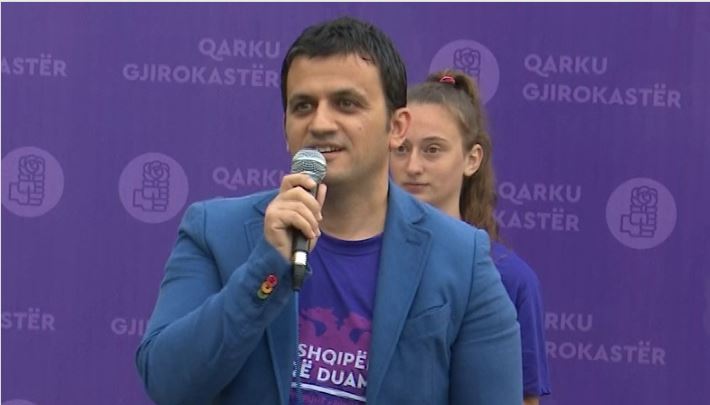 Flamur Golemi ironizon Vangjel Tavon: Deputeti që mburret me numrin e telefonit… (VIDEO)