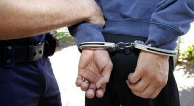 Vidhte sendet e personave të aksidentuar, arrestohet polici