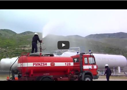 Shpërthimi i bombolave të gazit në Gjirokastër, shihni cfarë bëjnë zjarrfikësit (VIDEO)