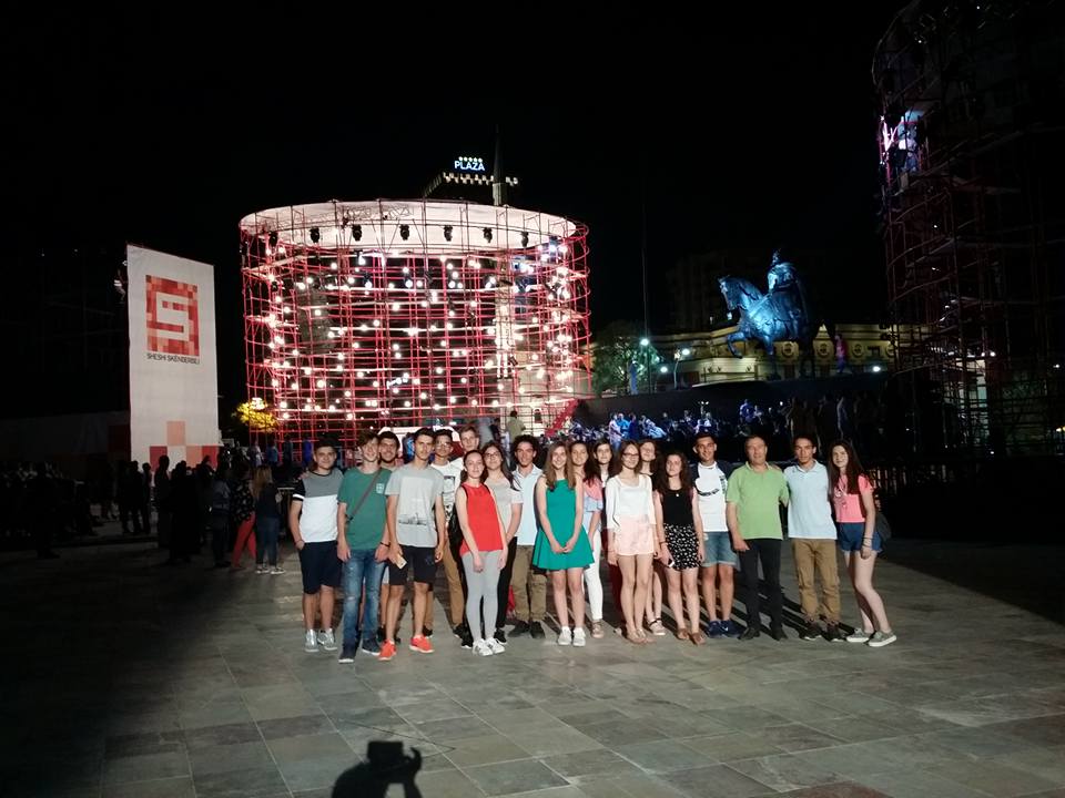 Ansambli i Dropullit, fotot e fundit përpara se të braktiste Sheshin Skënderbej