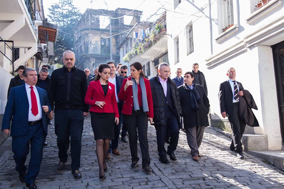 Pse Edi Rama nuk foli në Gjirokastër për punësimet nepotike të Tavos dhe Zamira Ramit?