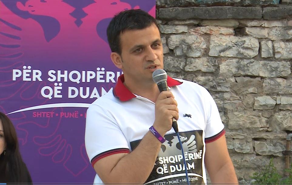 PS ‘luftë’ të hapur Vangjel Tavos, Flamur Golemi: Asnjë votë për deputetin ‘call centre’