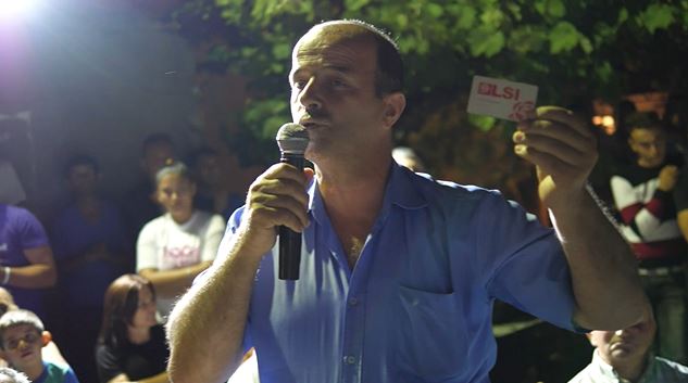 VIDEO/ Përmetari gris teserën e LSI-së në sy të Kumbaros e Çuçit: Ndëshkoni Vangjel Tavon!