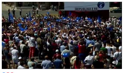 Pak njerëz në shesh dhe një gafë e Tritan Shehut, PD mbyll fushatën në Gjirokastër (VIDEO)