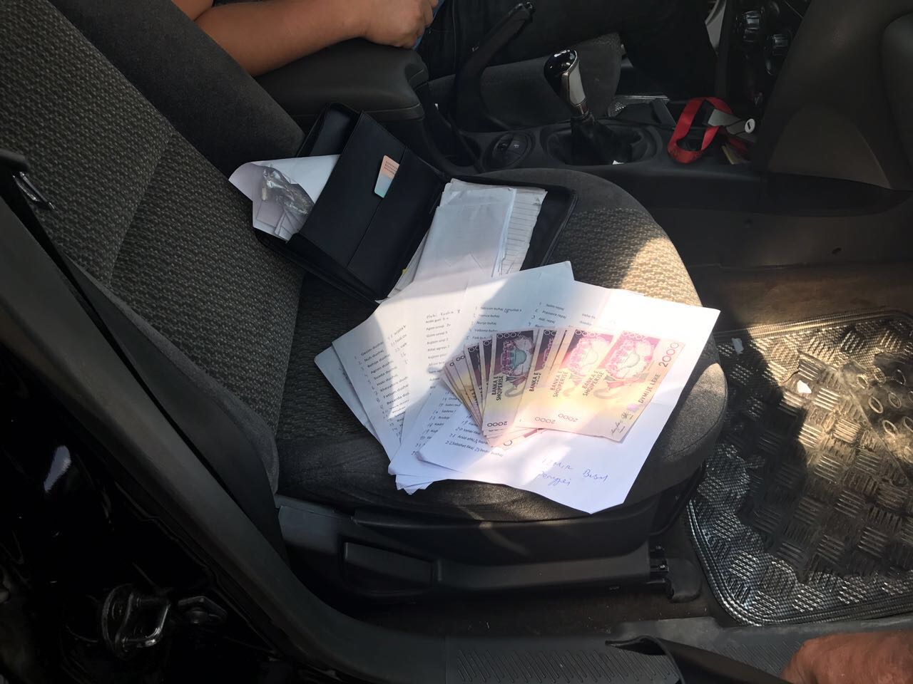 Shpërndante para për vota, arrestohet doganieri i LSI-së