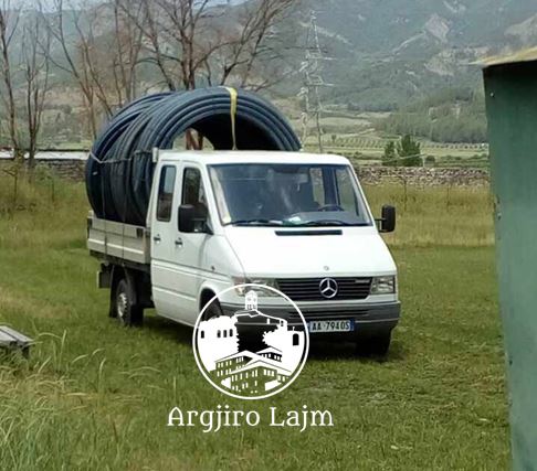 Duhen vota/ Kandidati i LSI-së në Përmet ngarkon makinën me tub plastik?