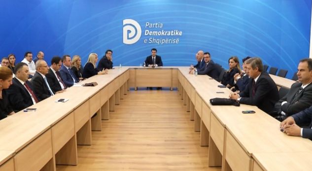 ‘Rrethohet’ Basha, reagim i fortë në PD për shkarkimin e tij (Lista e nënshkruesve të peticionit)