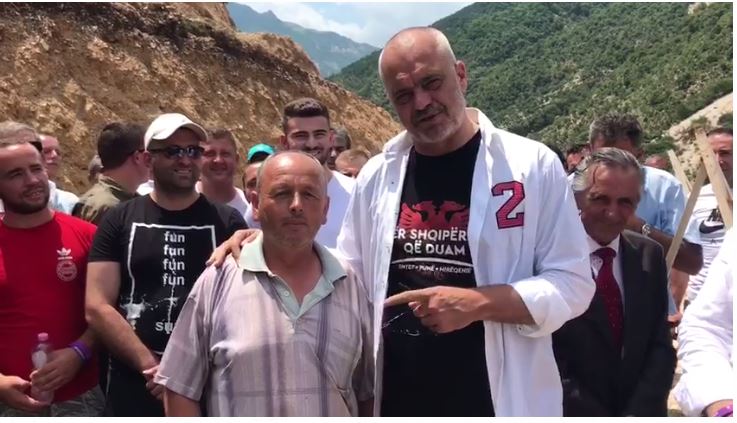 Rama në Tepelenë te fshati i nuses së Bashës, kryetari i PD-së i premton votën (VIDEO)