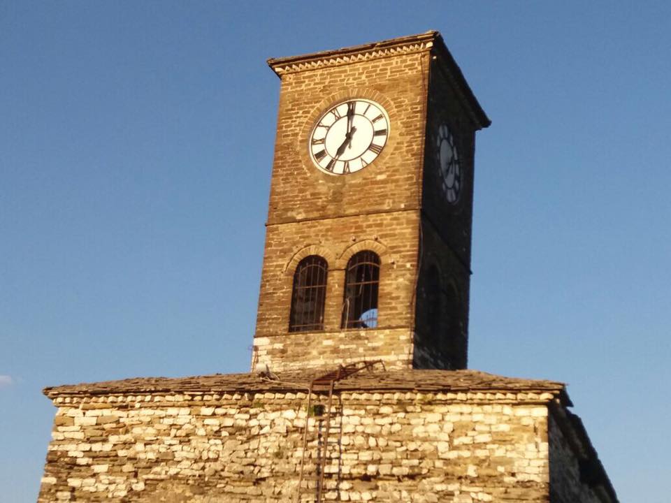 Ndërhyn ministrja Kumbaro, vihet në punë pas 20 vjetësh sahati në Kalanë e Gjirokastrës (FOTO)