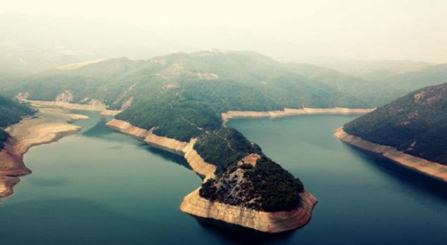 Çdo ditë niveli bie me 40cm në Liqenin e Fierzës. Shqipëria përballë krizës energjitike?