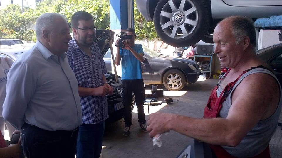 Tritan Shehu futet në auto-servise: Ne s’do e përziejmë më naftën (FOTO)