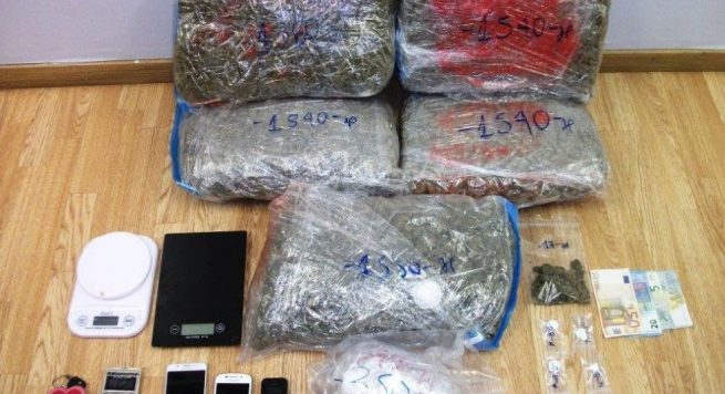 Shpërndanin drogë në Athinë, arrestohet i riu shqiptar, dy në kërkim