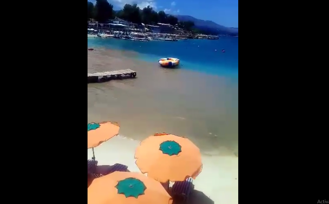 Tmerrohen pushuesit në Ksamil, shihni çfarë po ndodh në plazh (VIDEO)