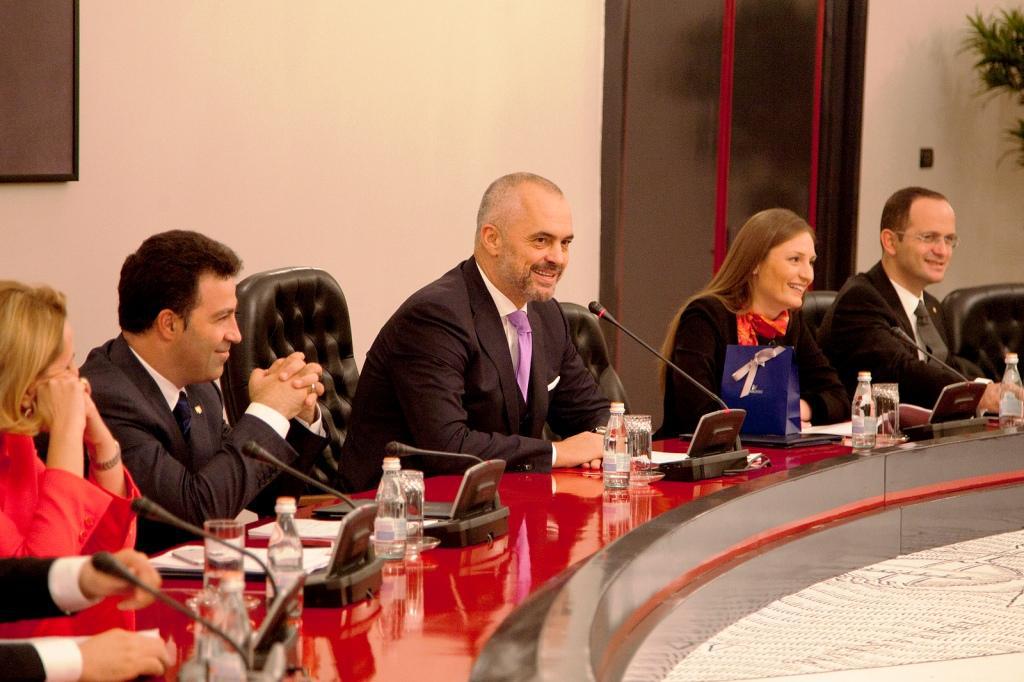 Zbulohen prapaskenat, teste dhe konkurse të tjera për të punësuarit në shtet