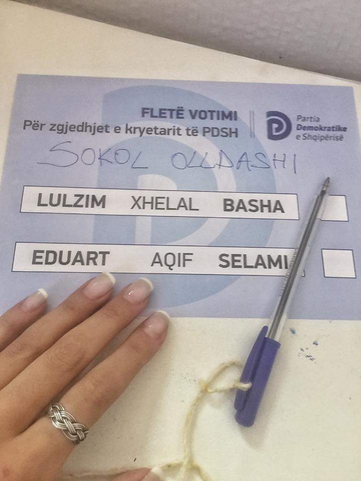 FOTO LAJM/ Ky votues i PD-së injoron Bashën dhe Selamin, shënon emrin e Olldashit në fletën e votimit