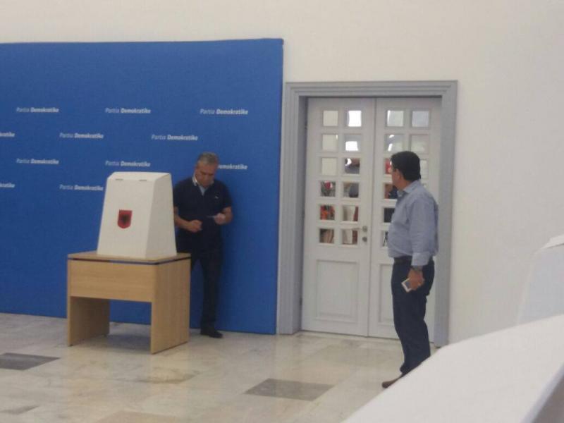 Zgjedhjet në PD, dy deputetë “socialistë” votojnë për kryetarin e ri të demokratëve