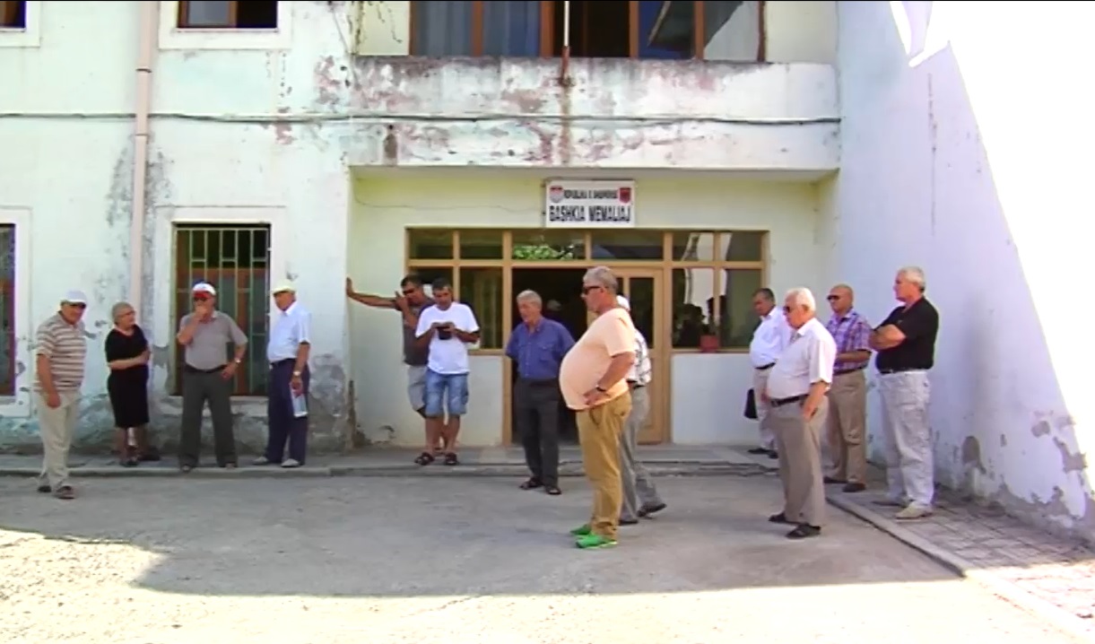 Nënkryetari i Bashkisë së Memaliajt proteston bashkë me banorët për ujin (VIDEO)