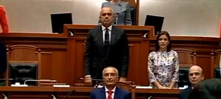 Rama shkon me vonesë në Kuvend, Meta nuk i jep as dorën