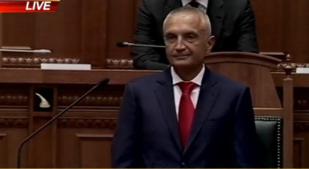 Ilir Meta betohet si President, shtrëngon duart me Berishën dhe del nga Kuvendi