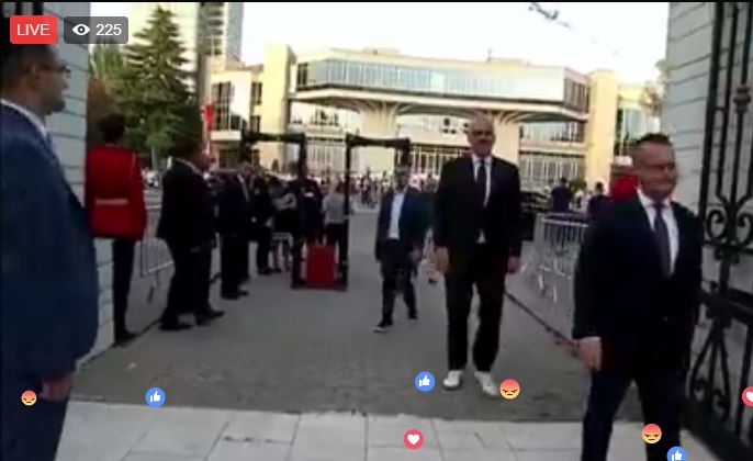 Rama shkon me atlete në ceremoninë e inagurimit të Metës (FOTO)