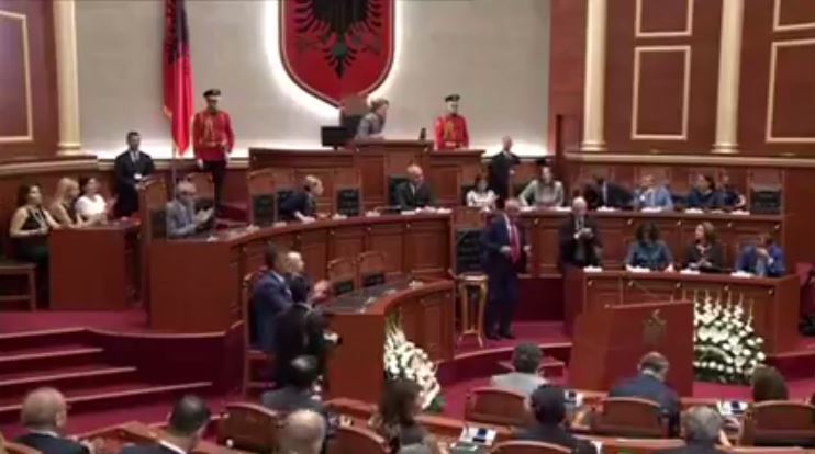 Ilir Meta niset për në Presidencë, shihni si e injoron Edi Ramën (VIDEO)