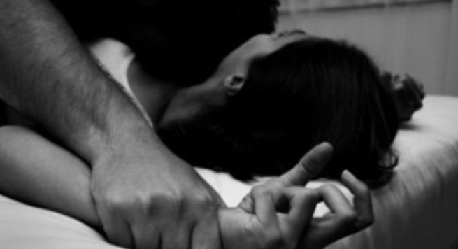 Shqiptari përdhunon ish-partneren në sytë e fëmijës së tyre