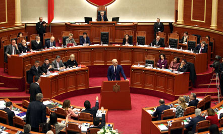 Katër deputetë s’kanë mbaruar ende shkollën (Emrat)