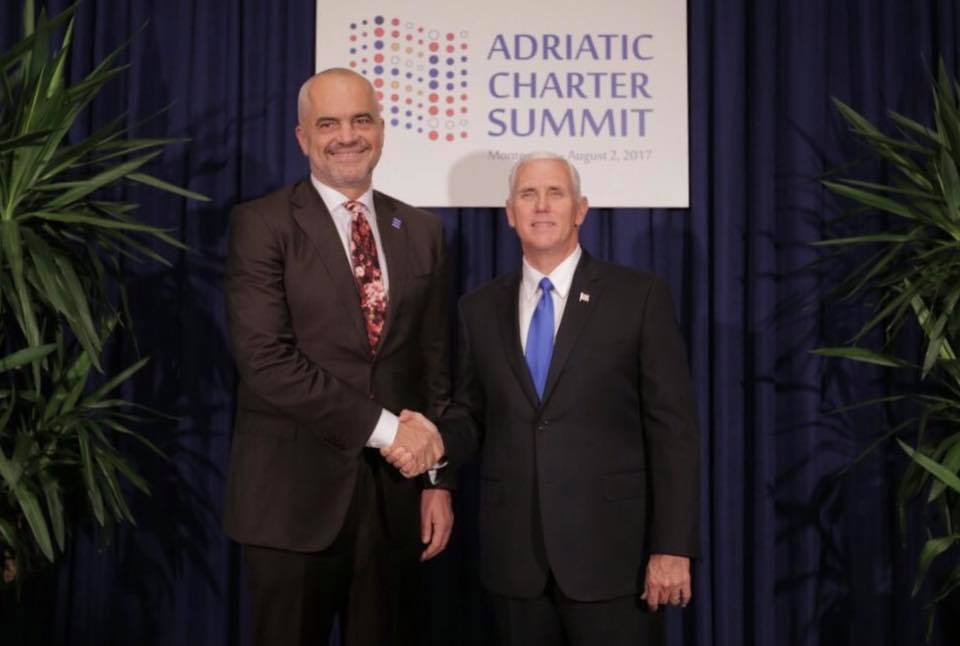 FOTO/ Rama me atlete të bardha para zv.presidentit amerikan