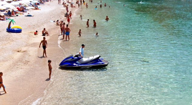 Mos bëni gabim të merrni termusë me vete, shihni çfarë ndodh në plazhet e jugut (FOTO)