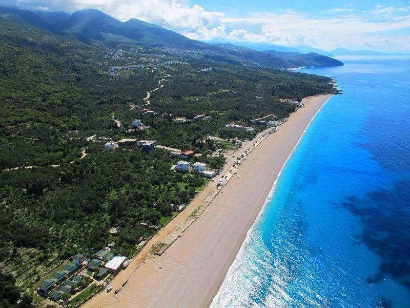 Mediat italiane lavdërojnë Shqipërinë/ Deti një mrekulli, me 7 euro ngopesh me peshk të freskët