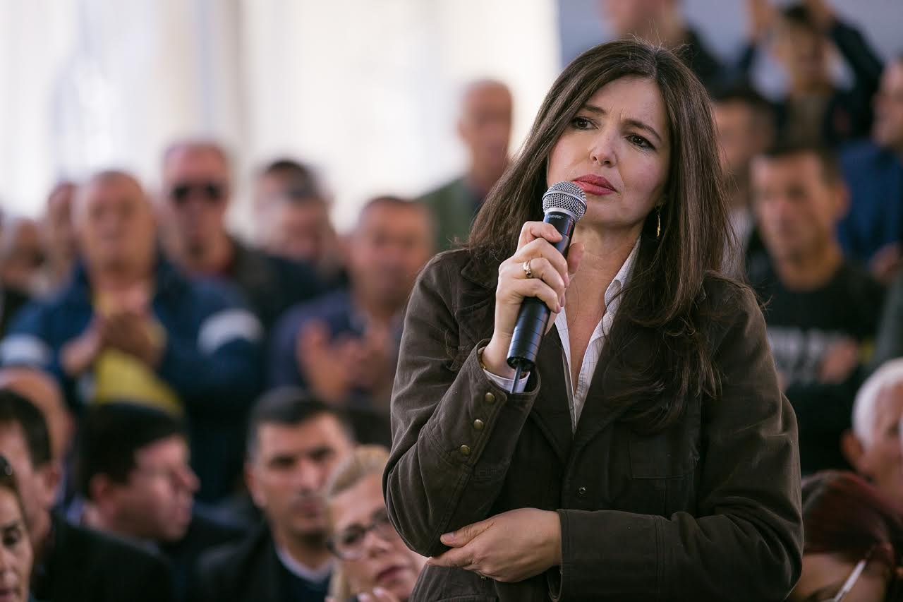 Drejtorët e PS denoncojnë në prokurori ministren e PD: Na dhunoi e na stresoi!