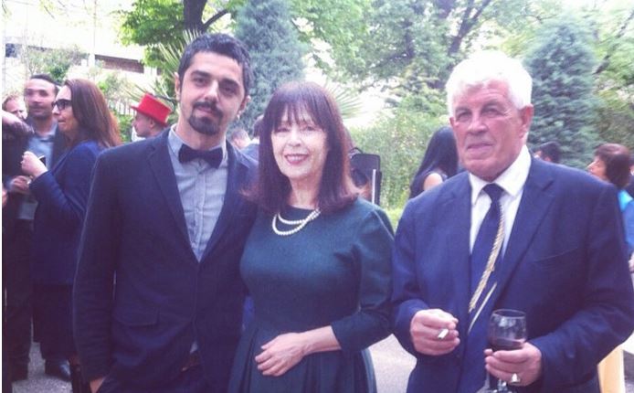 Amos Zaharia pështyn grekët: Ma hodhën pasaportën si letër higjenike. E ëma Yllka Mujo: Bub, harroje!