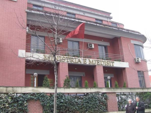 Nis ‘fshesa’ ndaj LSI-së, ikën drejtori i parë në Ministrinë e Mjedisit