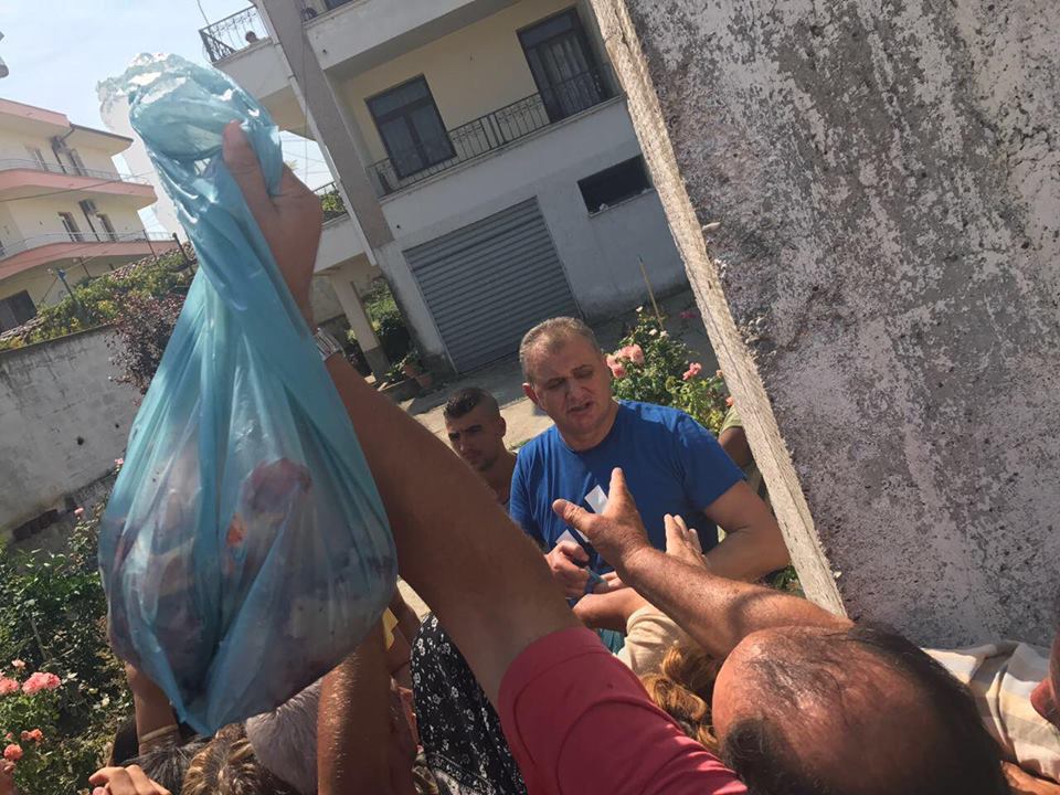 Radhë njerëzish, deputeti shpërndan mish falas për Kurban Bajram (FOTO)