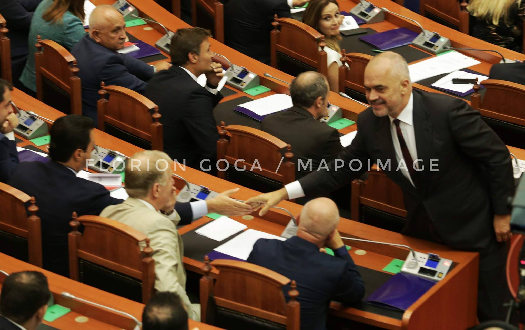 Marrëveshja vazhdon/ Rama-Basha shtrëngojnë dorën në Kuvend (FOTO)