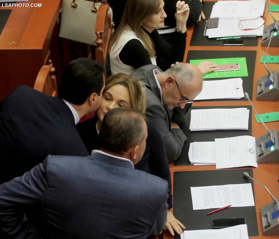 PD-LSI bëhen bashkë, ‘koalicioni’ nis me një përqafim Basha-Kryemadhi (FOTO)