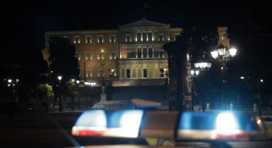 Qëllon me armë dhe përplaset me makinë policët grekë, arrestohet shqiptari