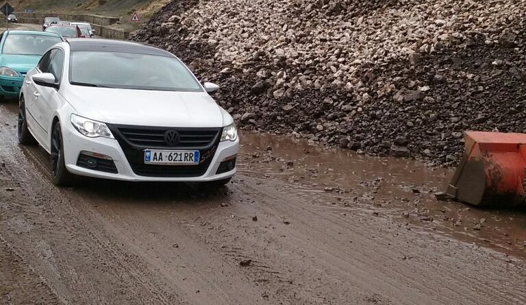 FOTO/ Shiu shuan zjarret, por sjell probleme me rrugët dhe energjinë në zonat rurale