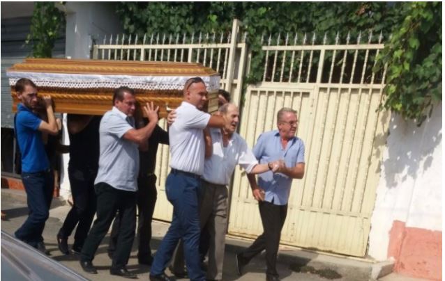 Përcillet për në banesën e fundit gjyqtarja e vrarë, i ati mes lotësh: E dija që do ma vriste